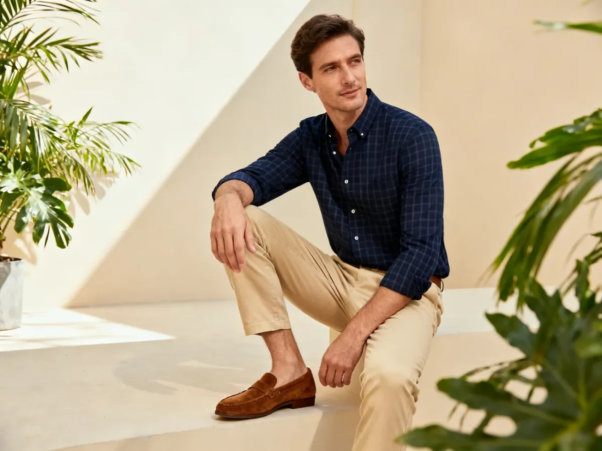 Stylizacja smart casual z granatową koszulą w kratę, beżowymi chinosami i brązowymi mokasynami